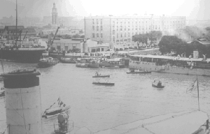 Movimiento de barcos en la Drsena Norte. Al fondo, vista del Hotel de Inmigrantes. 1912. (Archivo General de la Nacin)