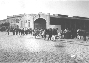 Familiares o amigos de inmigrantes, aguardando el arribo de un barco en la entrada del Desembarcadero, c.1912 (Archivo General de la Nacin)