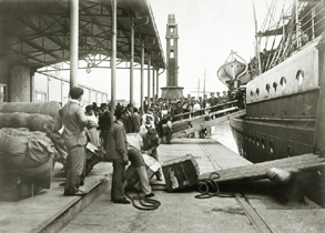 Desembarcadero. Desembarco de inmigrantes, c. 1910 (Archivo General de la Nacin)