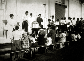 Enseanza de labores domsticas a las inmigrantes en el Hotel. 1914. (Archivo General de la Nacin) 
