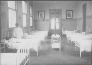 El mdico recorre la sala de internacin en el hostipal del Hotel de Inmigrantes. 1914. (Direccin Nacional de Migraciones) 