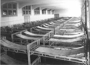 Dormitorio de mujeres en uno de los pabellones del Hotel de Inmigrantes, c.1912 (Archivo General de la Nacin)